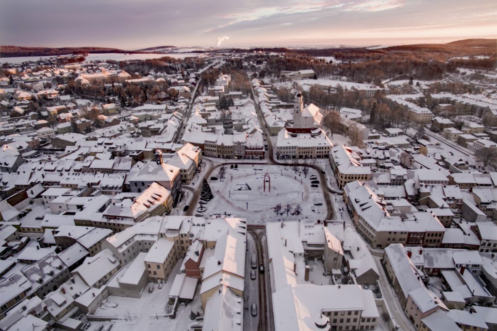 Wintermorgen über Bischofswerda - Am Horizont die Kühltürme von Boxberg