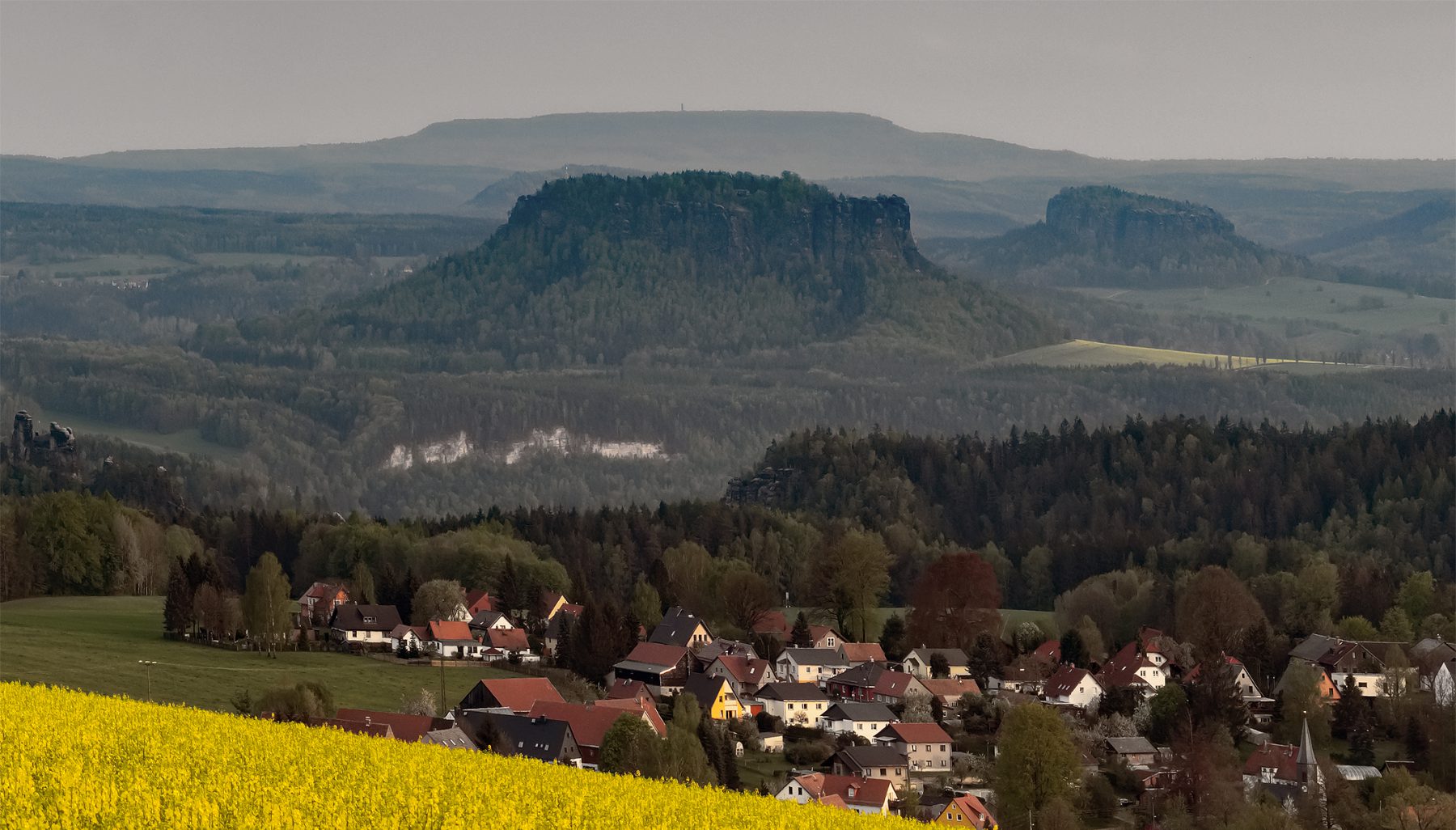 In der Mitte der Lilienstein, darüber der Hohe Schneeberg.