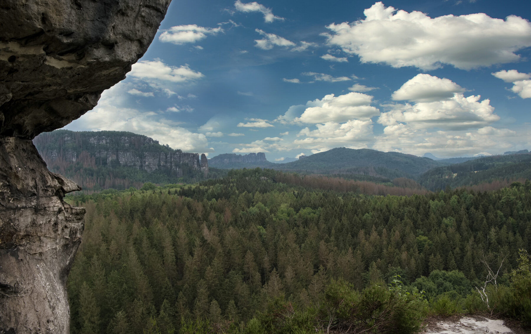 Affensteingebiet und dahinter die Schrammsteine mit dem Falkenstein.