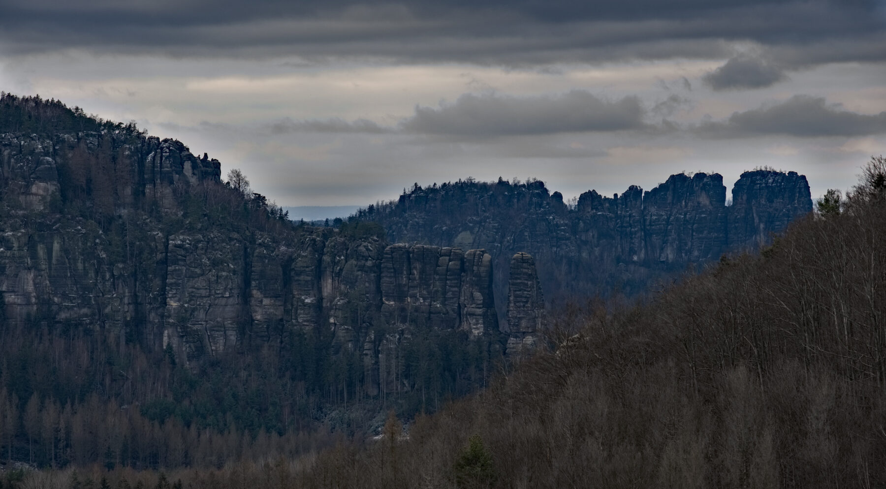 Affensteine im Hintergrund die Schrammsteine