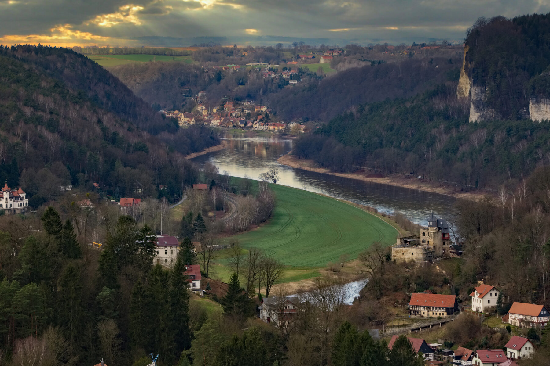 rechts unten Burg Altrathen, im Hintergrund Wehlen