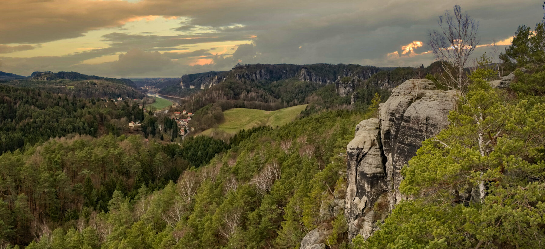 Kurort Rathen, im Hintergrund Wehlen, Bildmitte Bastei mit Kleine Gans und Feldsteine