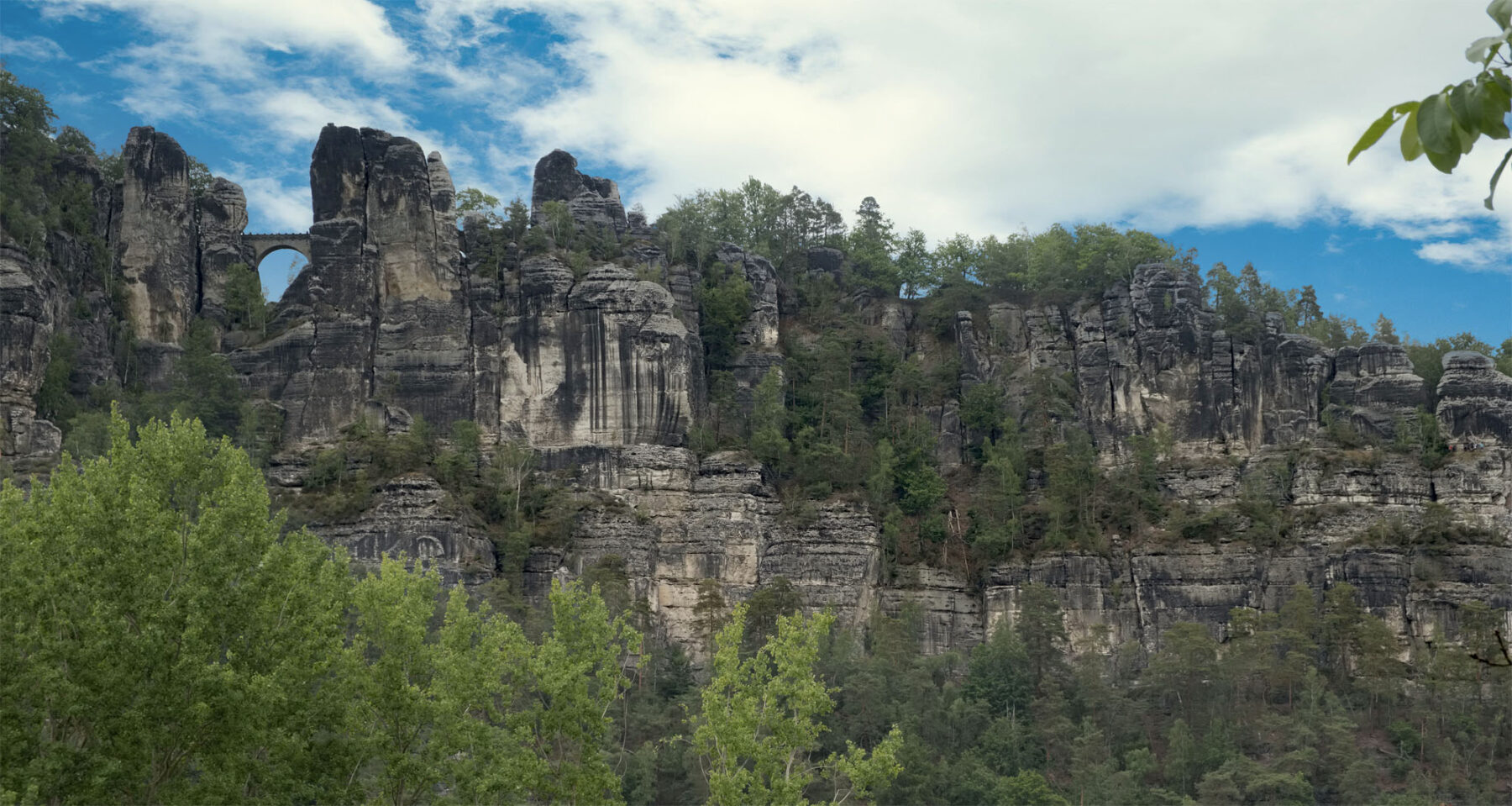 Blick vom Elbradweg auf die Basteibrücke