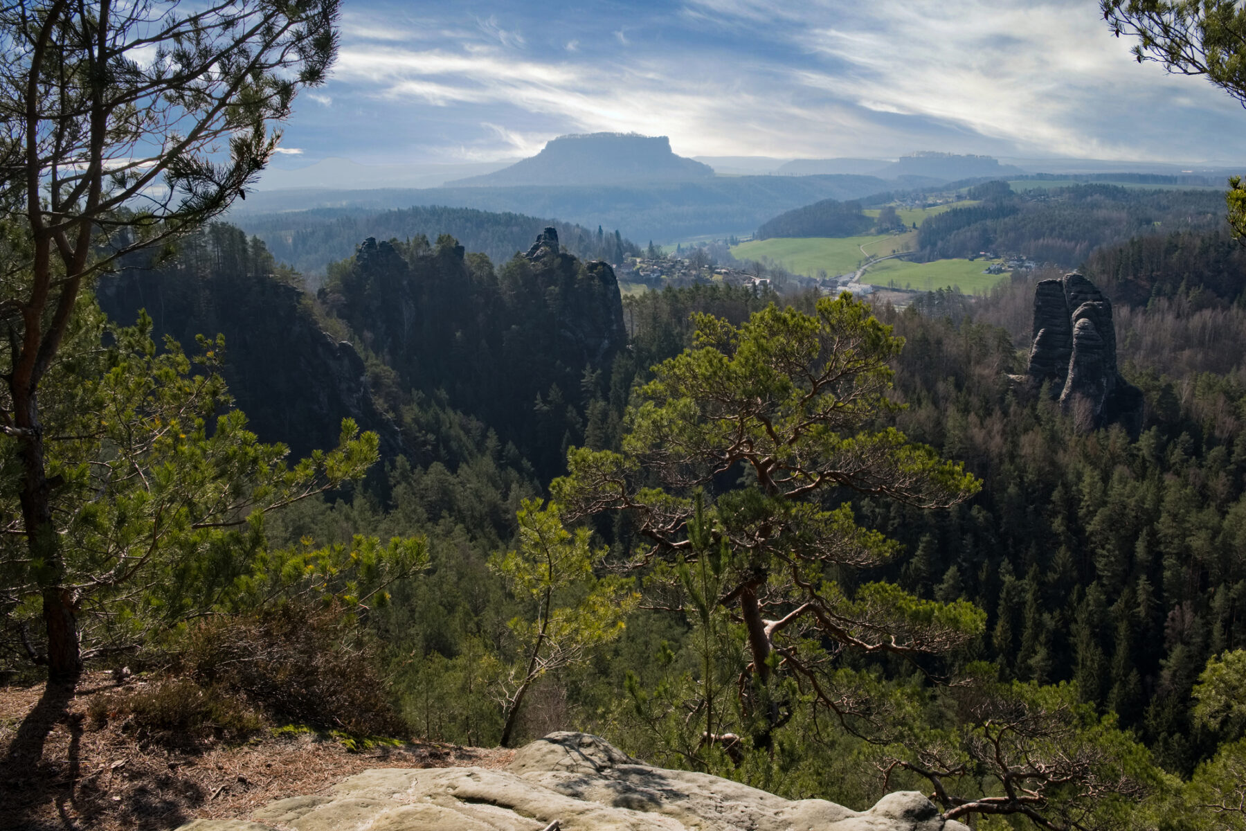 Lilienstein dahinter Königstein, links der Gamrig und rechts der Talwächter.